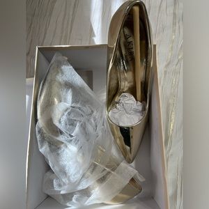 Classy Gold pointed toe heel